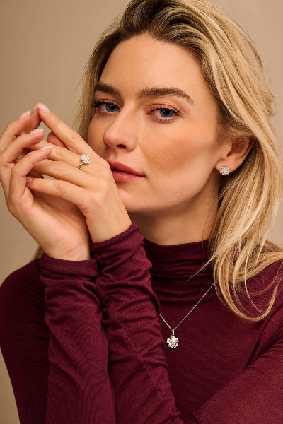 Er is een 925 sterling zilveren sieraden set te zien in bloem vorm. Ontdek alle sieradensetjes bij Clary.