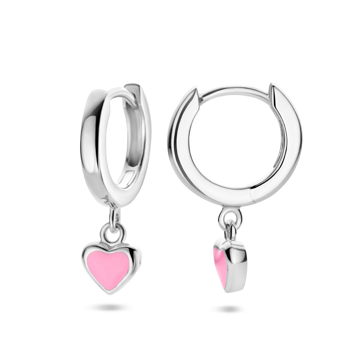 Detailopname van het scharnier en de klapsluiting van de oorringen.