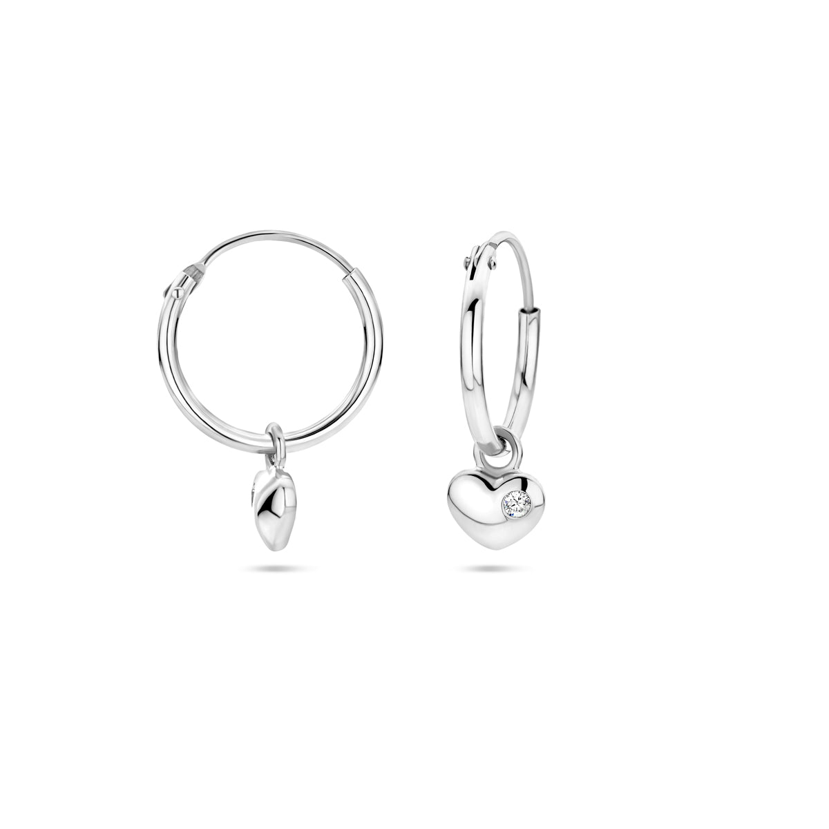 Zijaanzicht van de oorring dat de buissluiting en de dikte van het zilver toont.