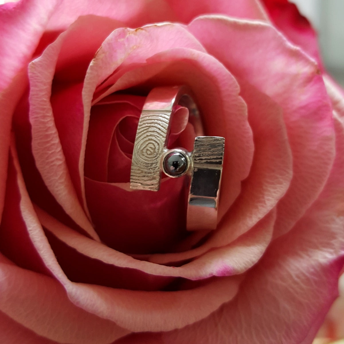 Het afgewerkte gedenksieraad met vingerafdruk, vervaardigd vanuit een eerste schets in het atelier van Clary Juwelier-Goudsmid.
