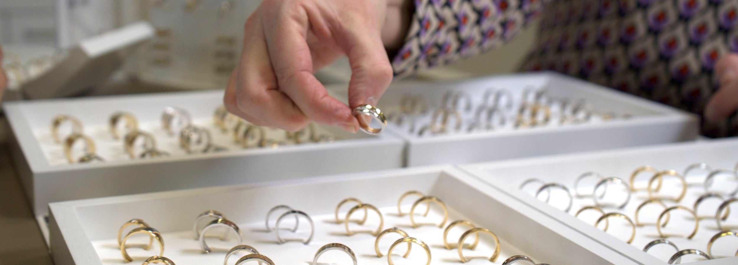 Collectie Aller Spanninga verlovingsringen in goud en platina, bij juwelier-goudsmid Clary.