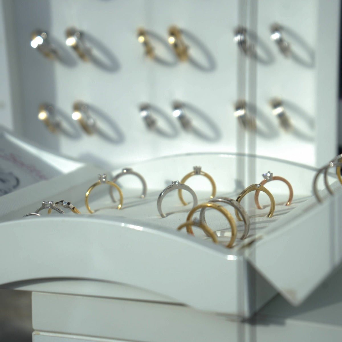 Detail van Aller Spanninga verlovingsringen in goud met diamant, speciaal geselecteerd bij Clary.