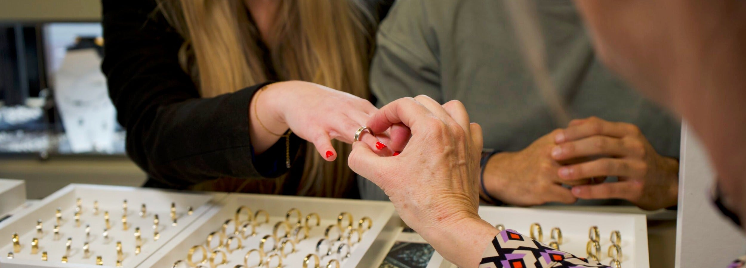 Bruidspaar tijdens een persoonlijk adviesgesprek over trouwringen bij Clary Juwelier-Goudsmid.