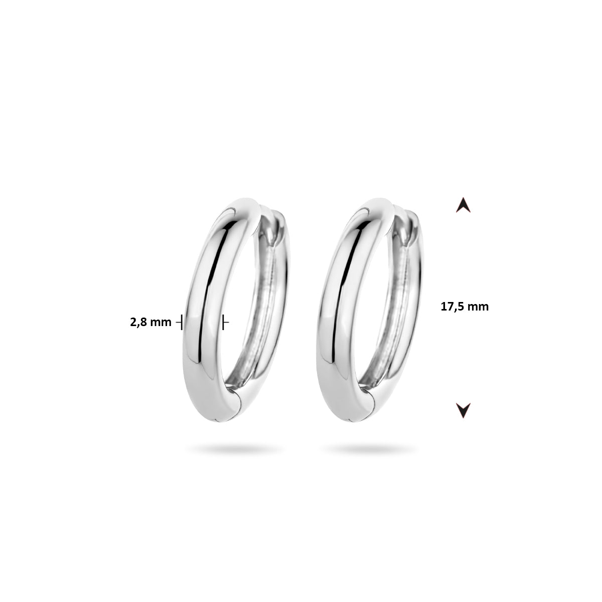 Productfoto van de 'Bryn' zilveren oorringen met de diameter van 17,5 mm en breedte van 3 mm.