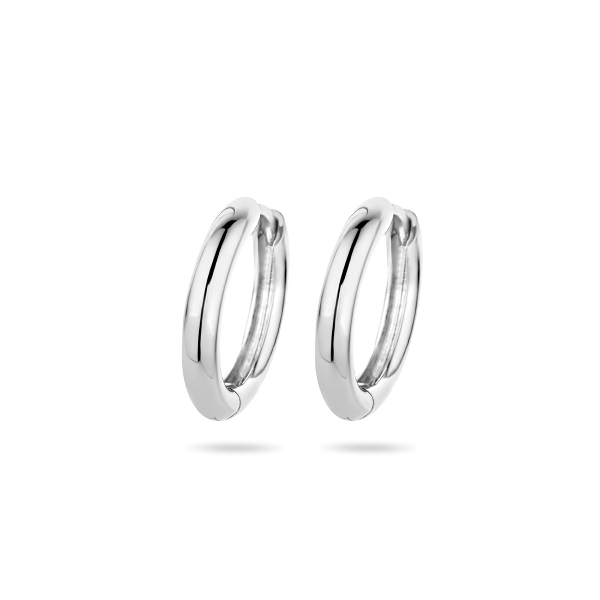 Vooraanzicht van de 'Bryn' 925 zilveren oorringen met een gladde half-bolle vorm van 17,5 mm.