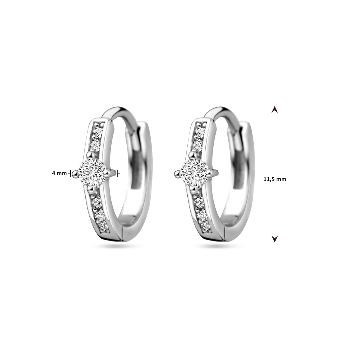 Productfoto van de 'Caya' zilveren klapoorringen met de exacte diameter van 11,3 mm en breedte van 3,8 mm.