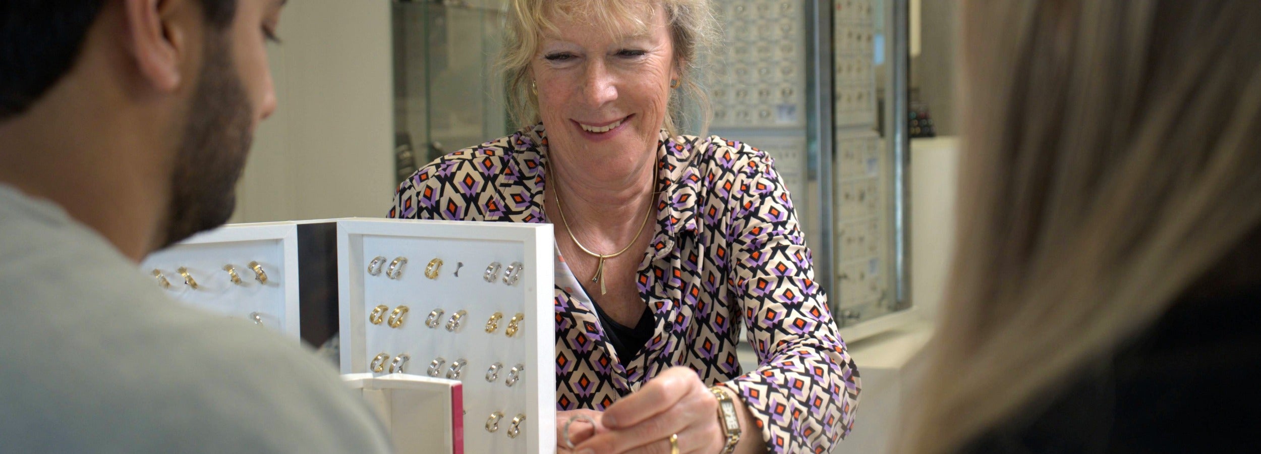 Clary adviseert een bruidspaar persoonlijk over de keuze van hun trouwringen bij Clary Juwelier-Goudsmid.
