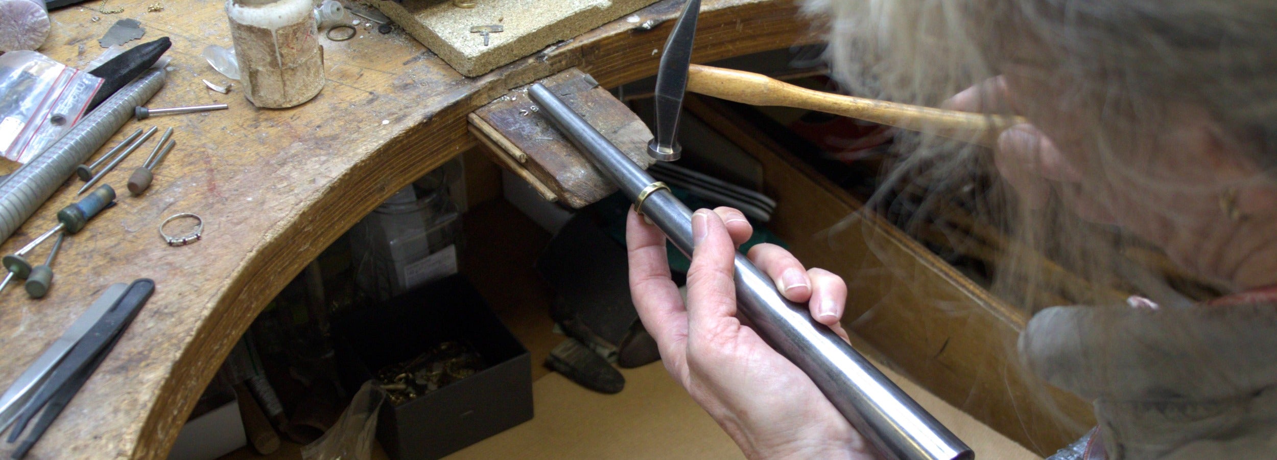 Clary aan het werk achter haar werkbank in het atelier van Clary Juwelier-Goudsmid.