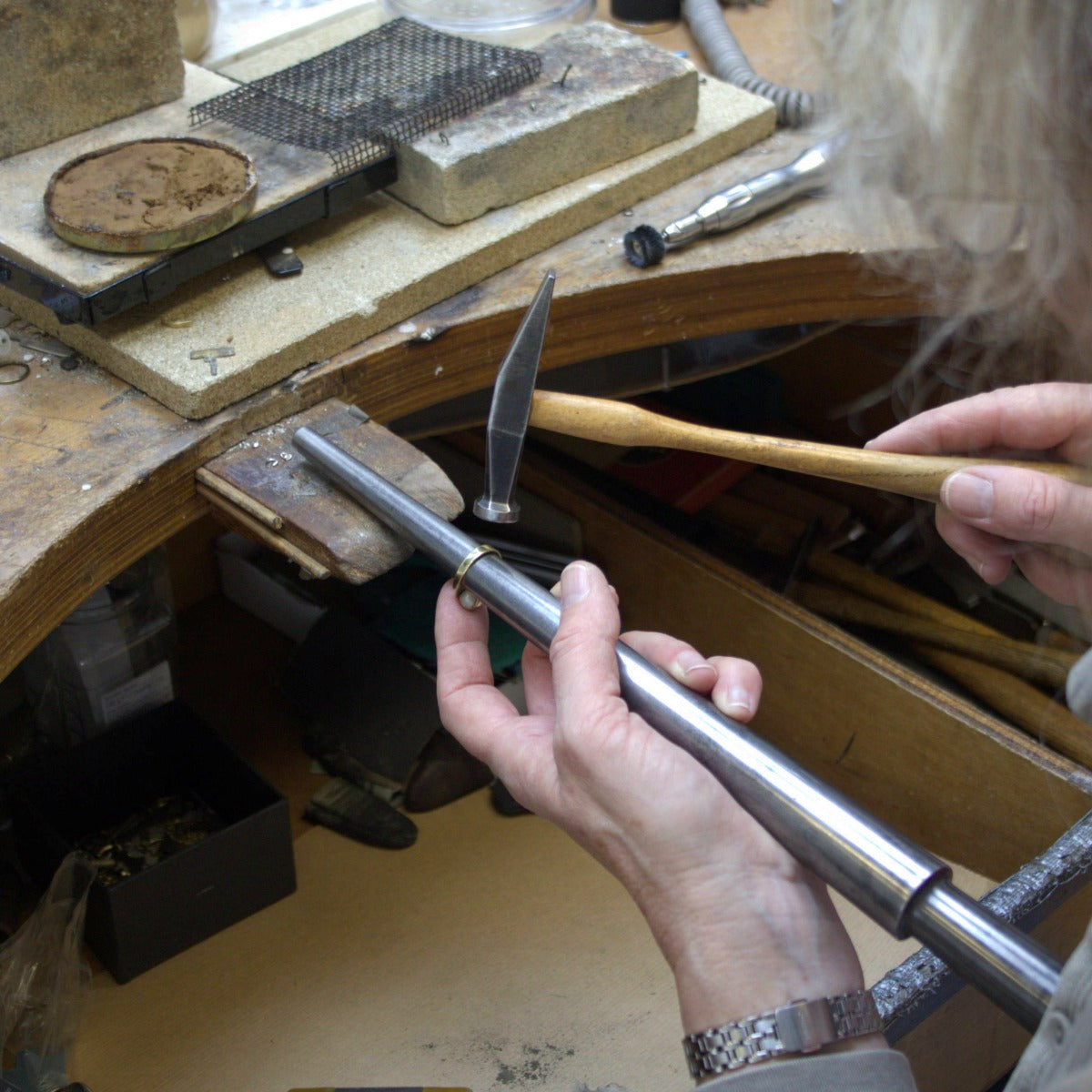 Clary aan het werk achter haar werkbank aan een eigen ontwerp in het atelier van Clary Juwelier-Goudsmid.