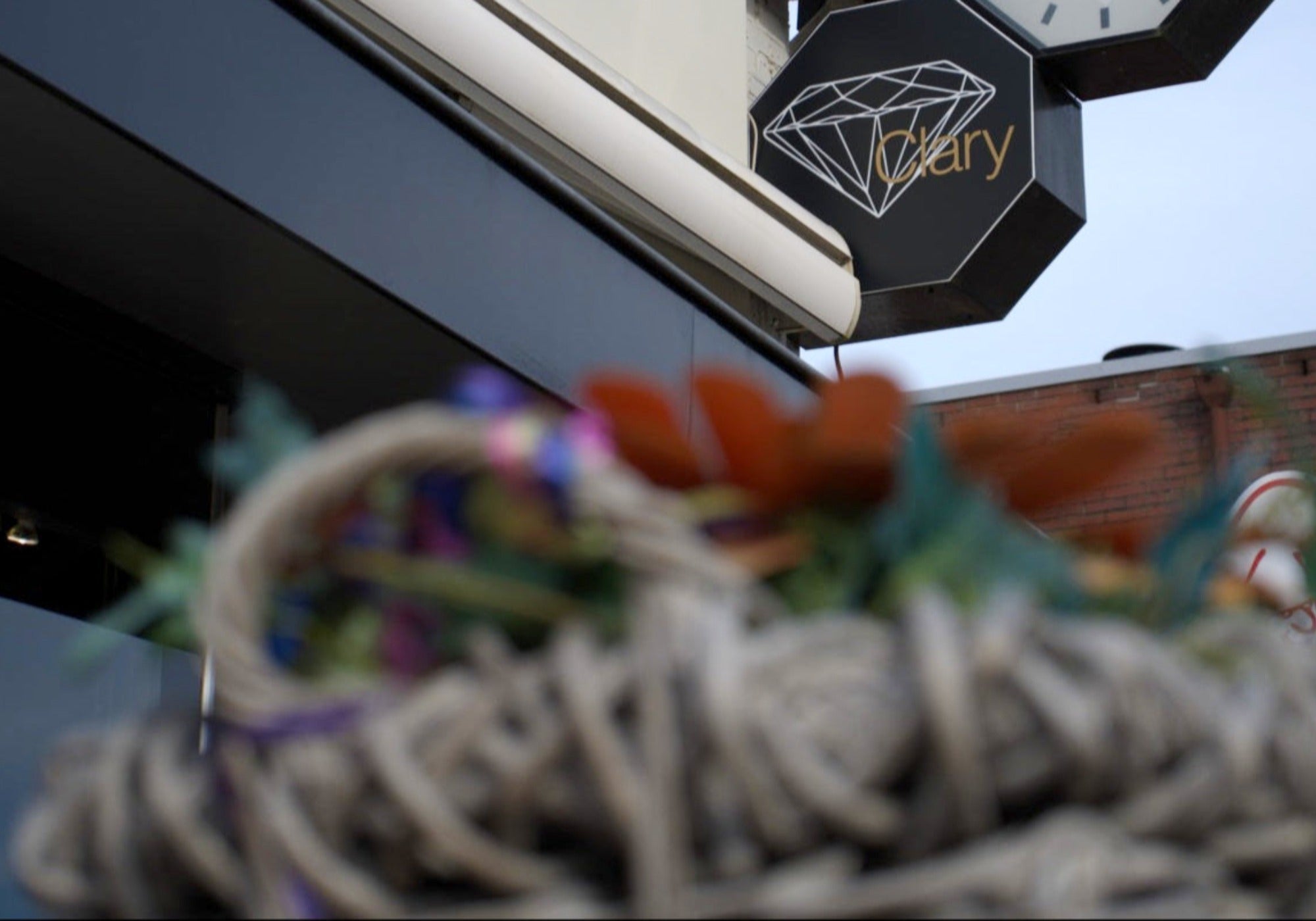 De voorkant van de fysieke winkel van Clary Juwelier-Goudsmid in Neede, met het oude logo.