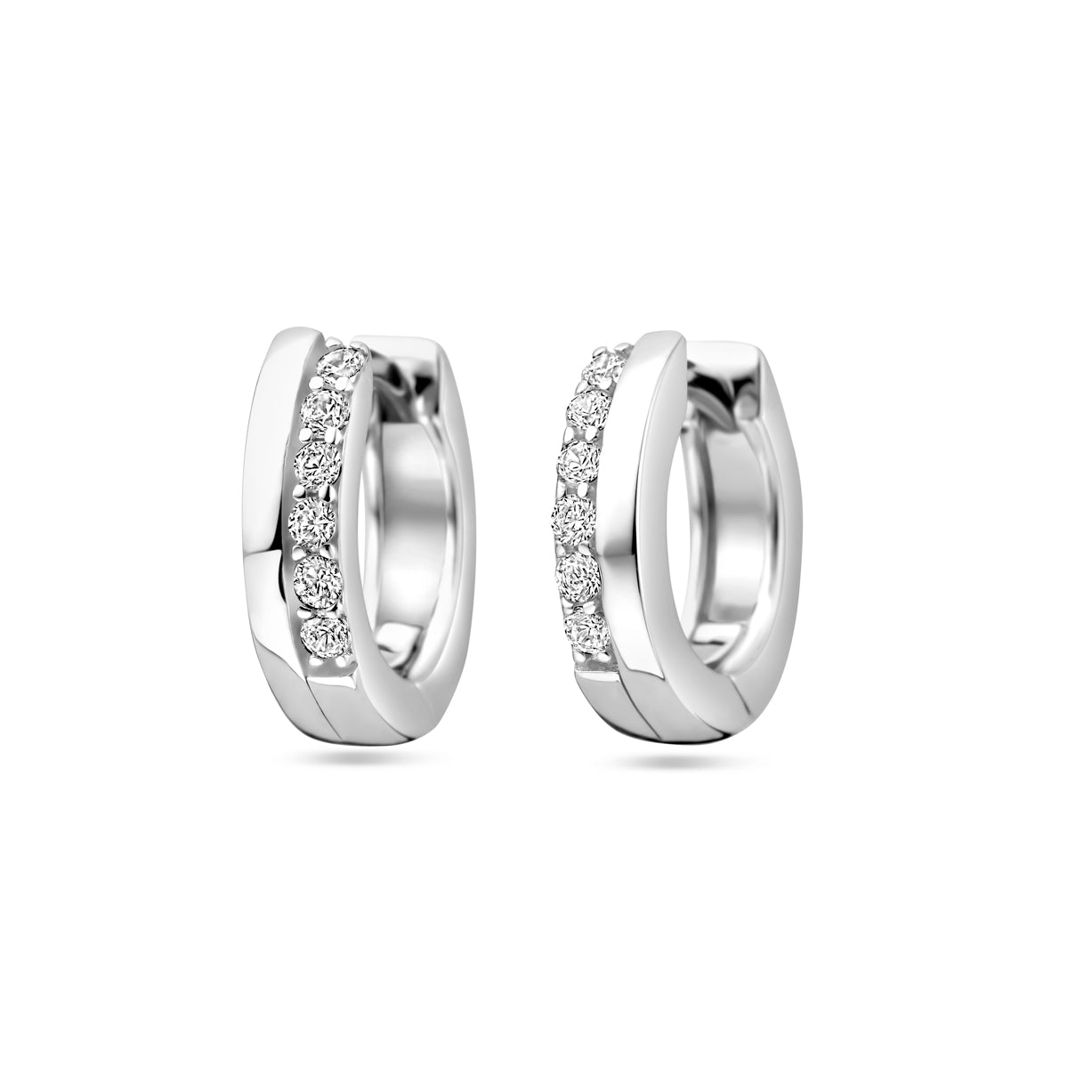 Vooraanzicht van de 'Dex' 925 zilveren klapoorringen met een vlak ontwerp en rijzetting.