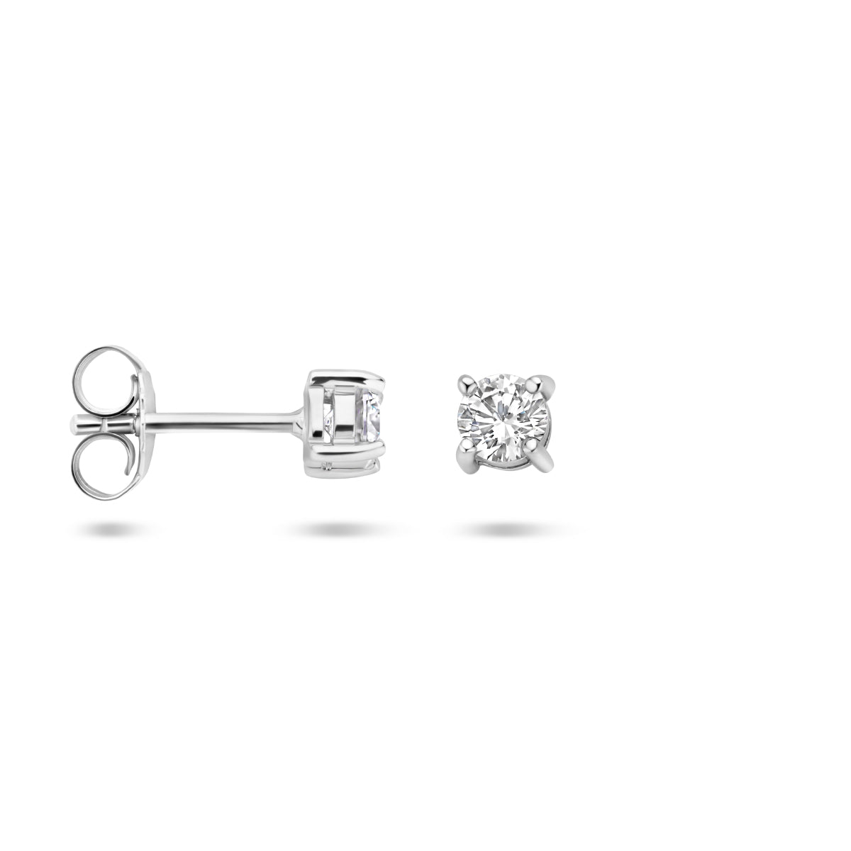 Zijaanzicht van de 'Evie' 4 mm zilveren oorknoppen met de pootjeszetting en de stevige vlindersluiting zichtbaar.