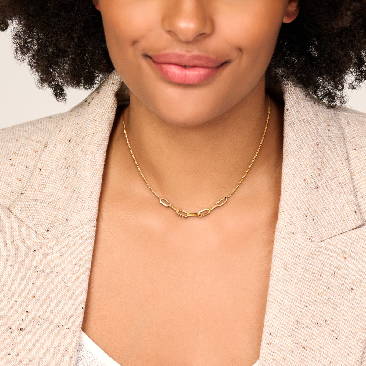 Model draagt de fantasieschakelketting.