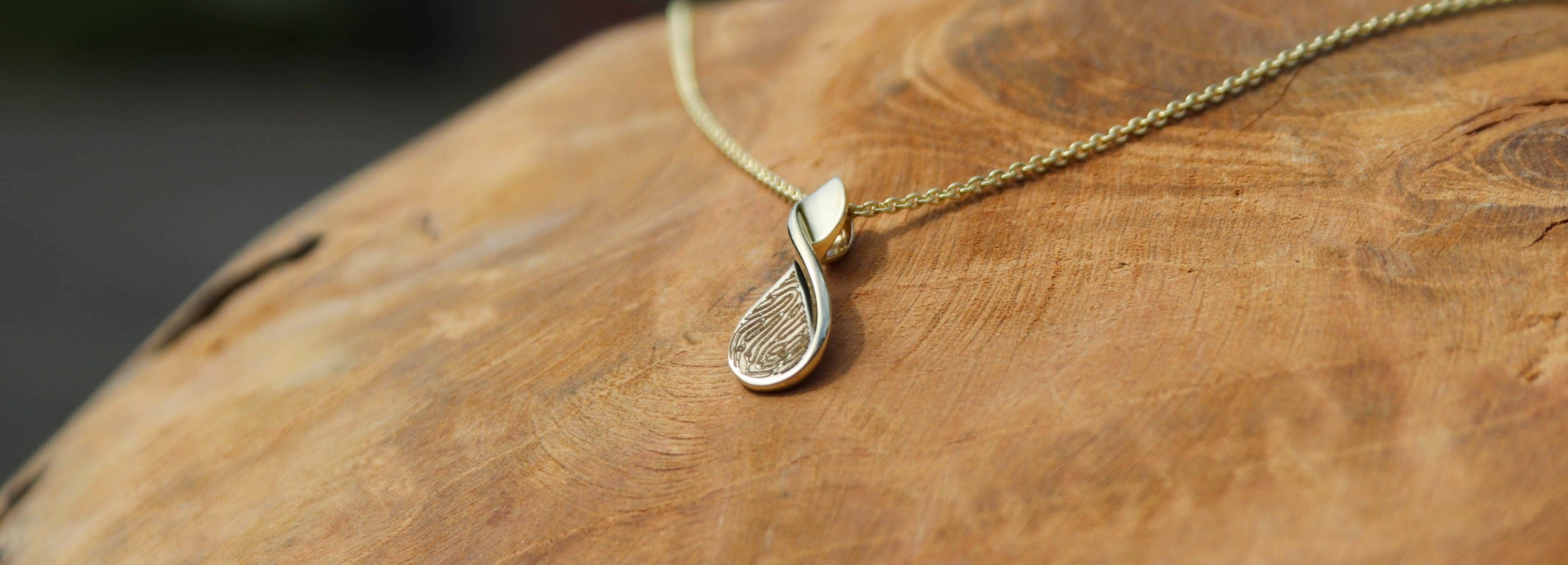 Geelgouden hanger met vingerafdruk, een gedenksieraad op maat gemaakt bij Clary Juwelier-Goudsmid.