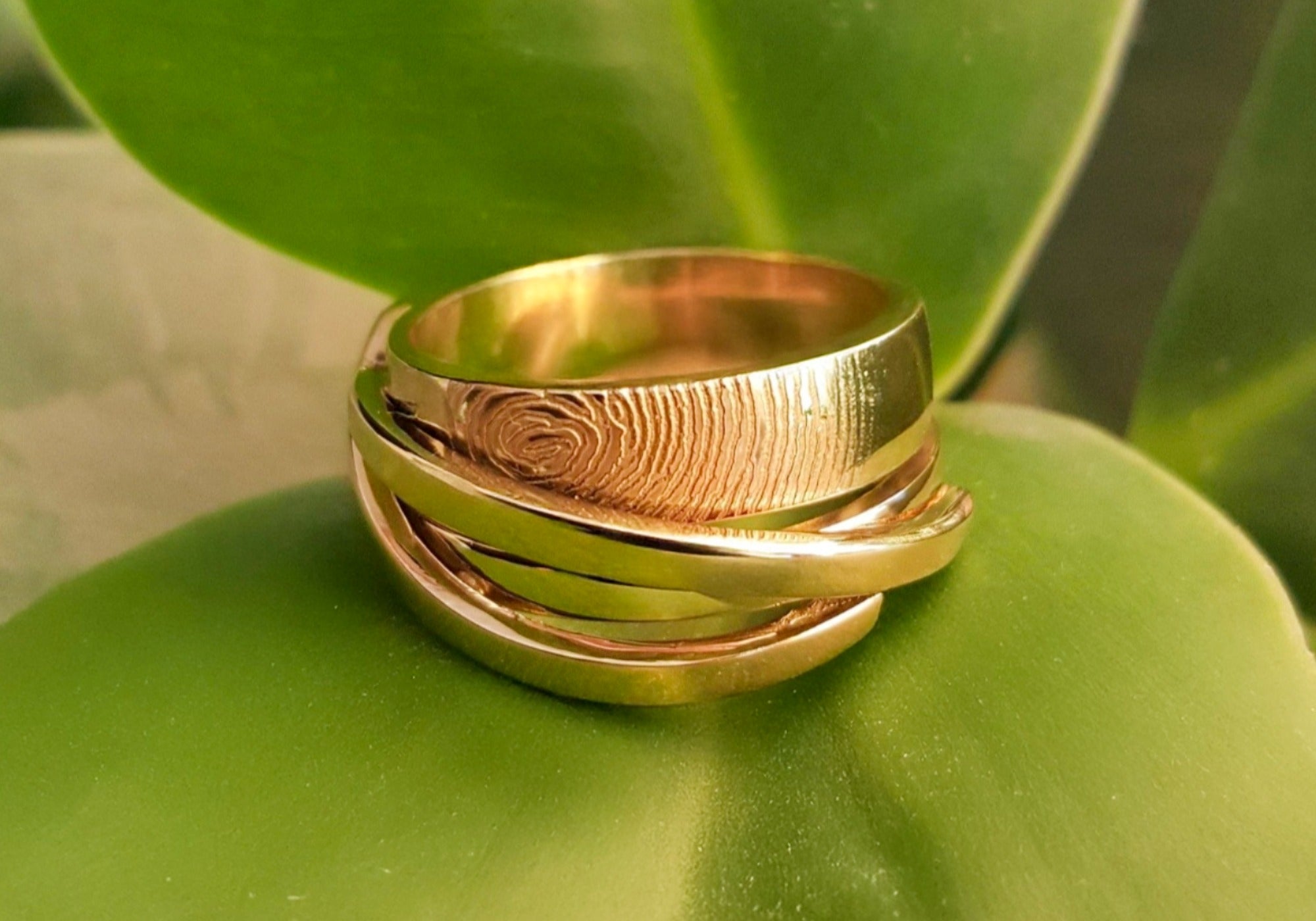 Geelgouden ring met vingerafdruk, een persoonlijk gedenksieraad vervaardigd in het atelier van Clary Juwelier-Goudsmid.