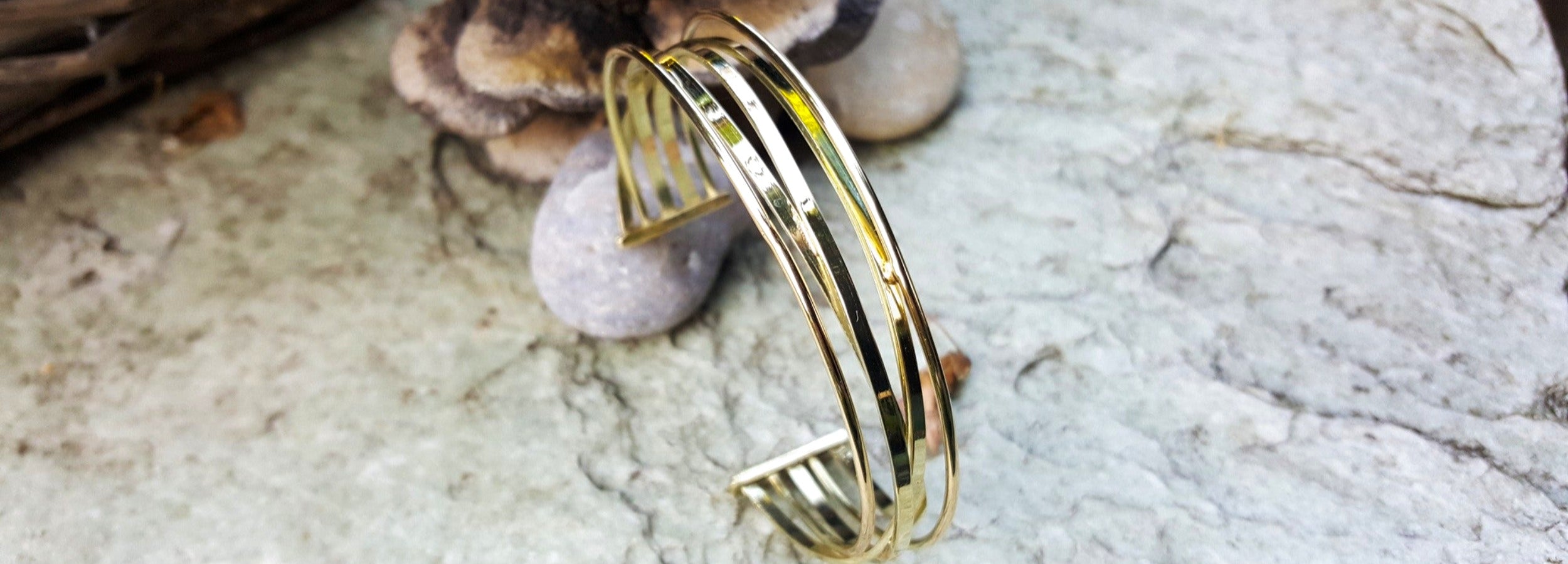 Handgemaakte gouden armband, een eigen ontwerp van Clary Juwelier-Goudsmid vanuit eigen atelier.