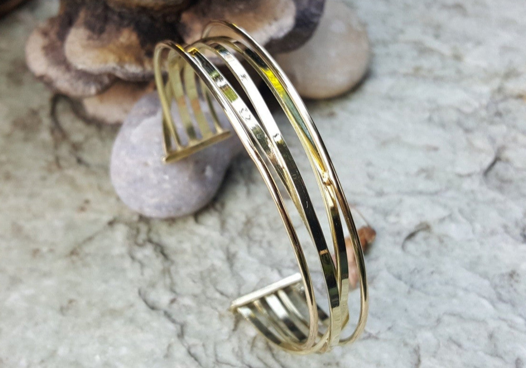 Gouden armband uit het atelier van Clary Juwelier-Goudsmid, zorgvuldig gemaakt.