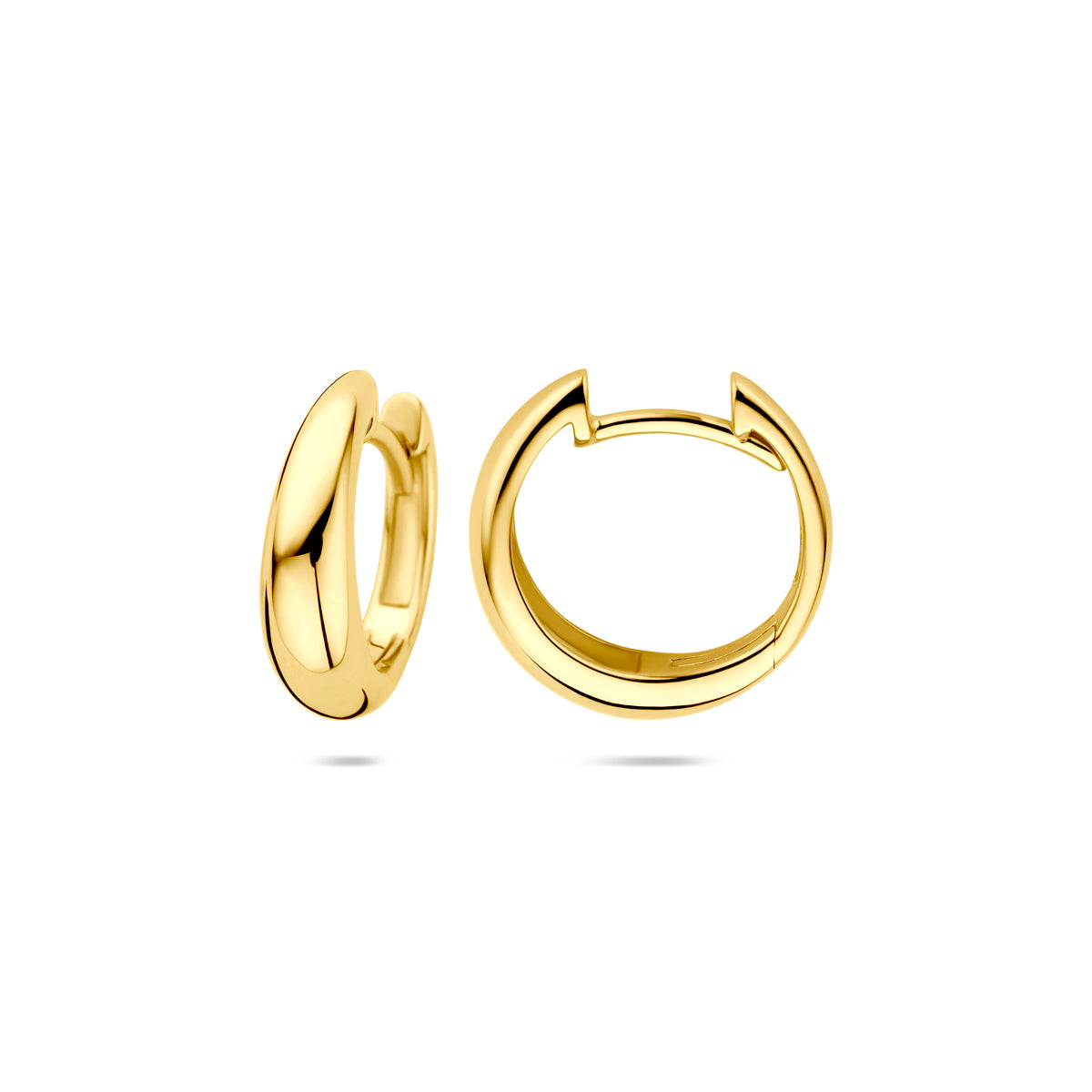 Detailopname van de 'Volute' klapoorringen die de glanzende afwerking tonen.