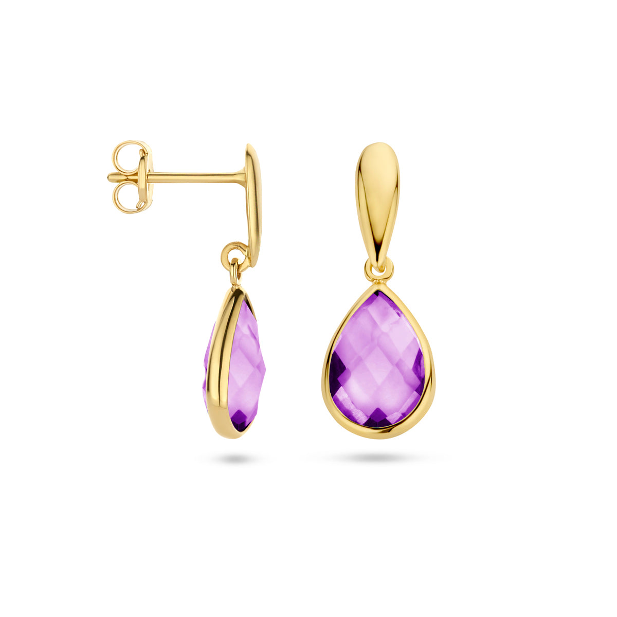 Detailfoto van de gouden 'Gioia' oorhangers, waarop de paarse amethist en de gouden zetting goed te zien zijn.