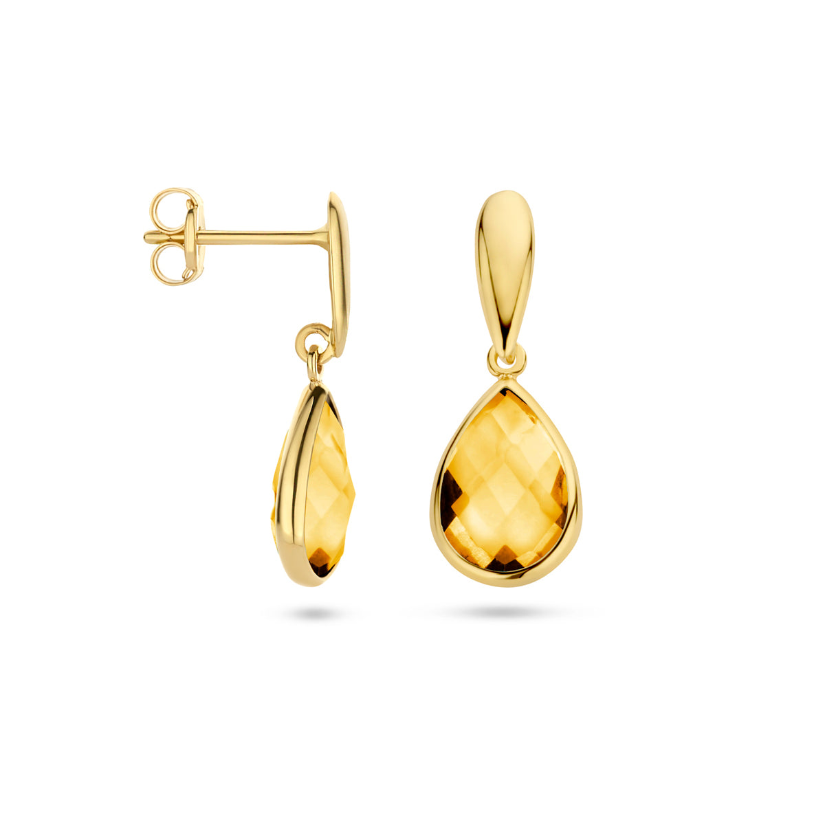 Detailfoto van de gouden 'Gioia' oorhangers, waarop de gele citrien en de gouden zetting goed te zien zijn.