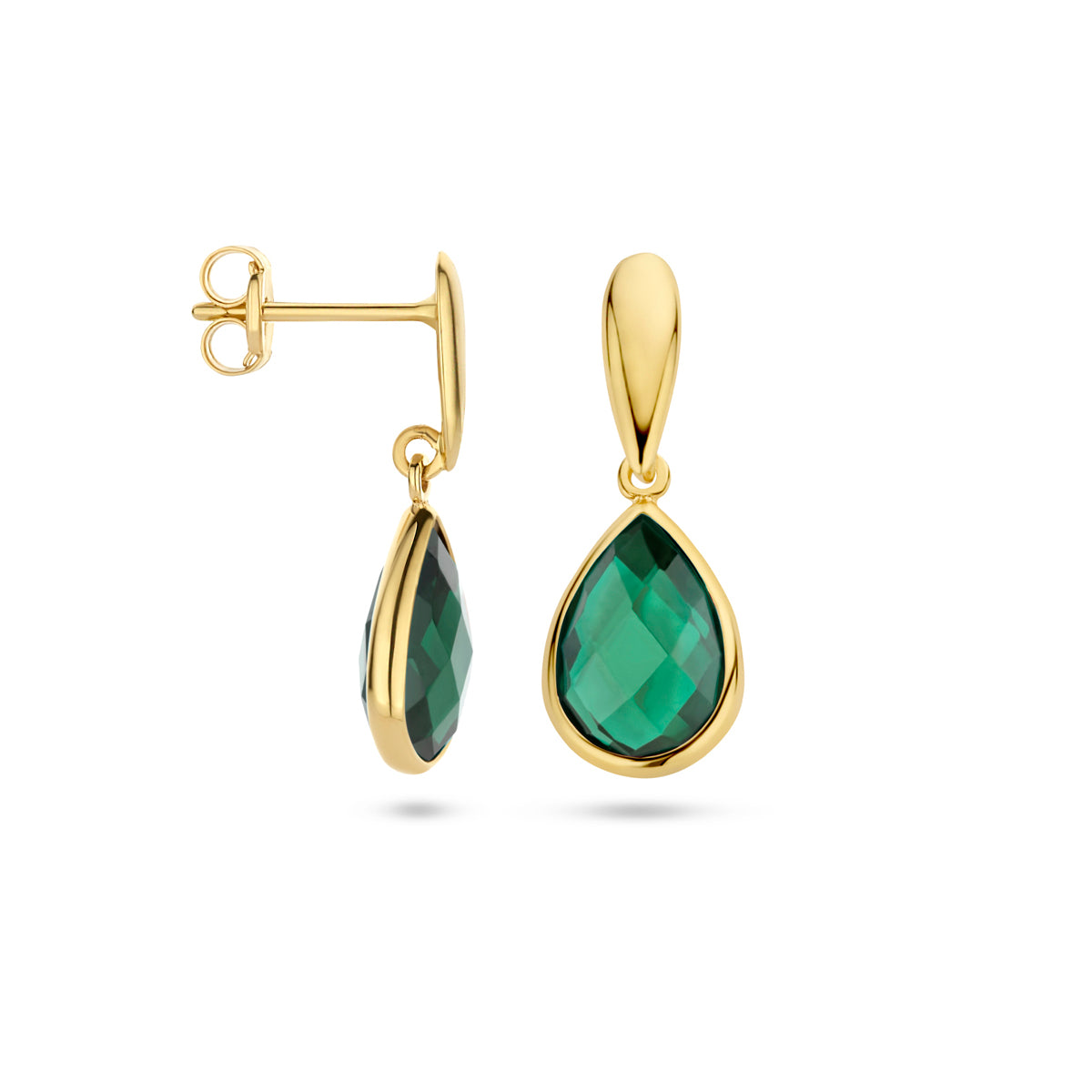 Detailfoto van de gouden 'Gioia' oorhangers, waarop de groene agaat en de gouden zetting goed te zien zijn.