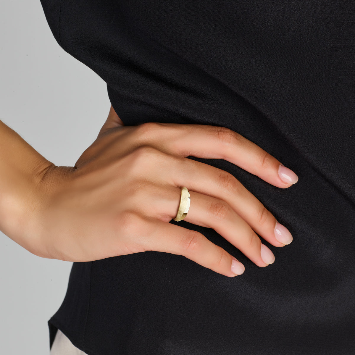 Model draagt de elegante 'Contour' ring van 14k goud, uit de collectie van Clary.