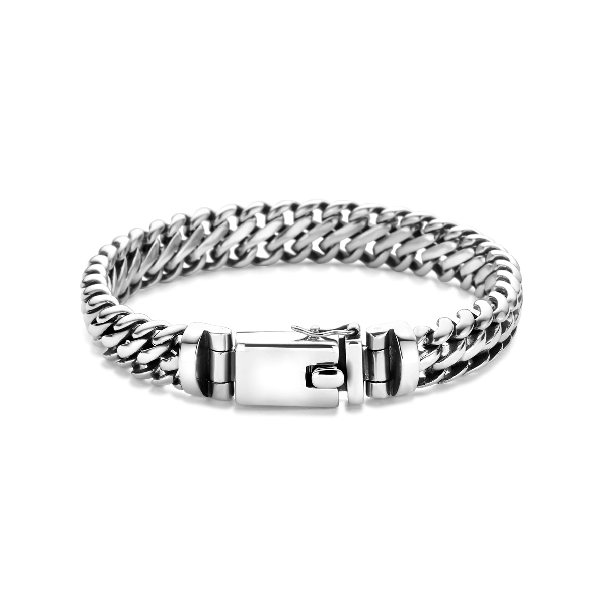 Close-up van de stevige baksluiting met veiligheidsachtje op de geoxideerd zilveren armband.