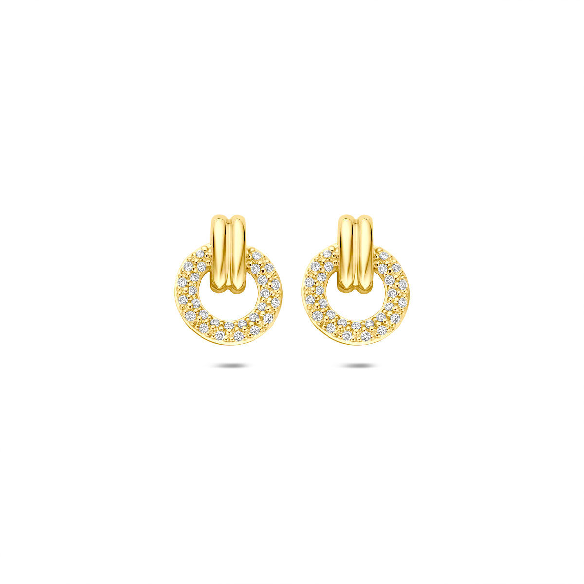 'Halo' gouden oorknoppen met pavé diamanten in 14 karaat geelgoud, vooraanzicht.