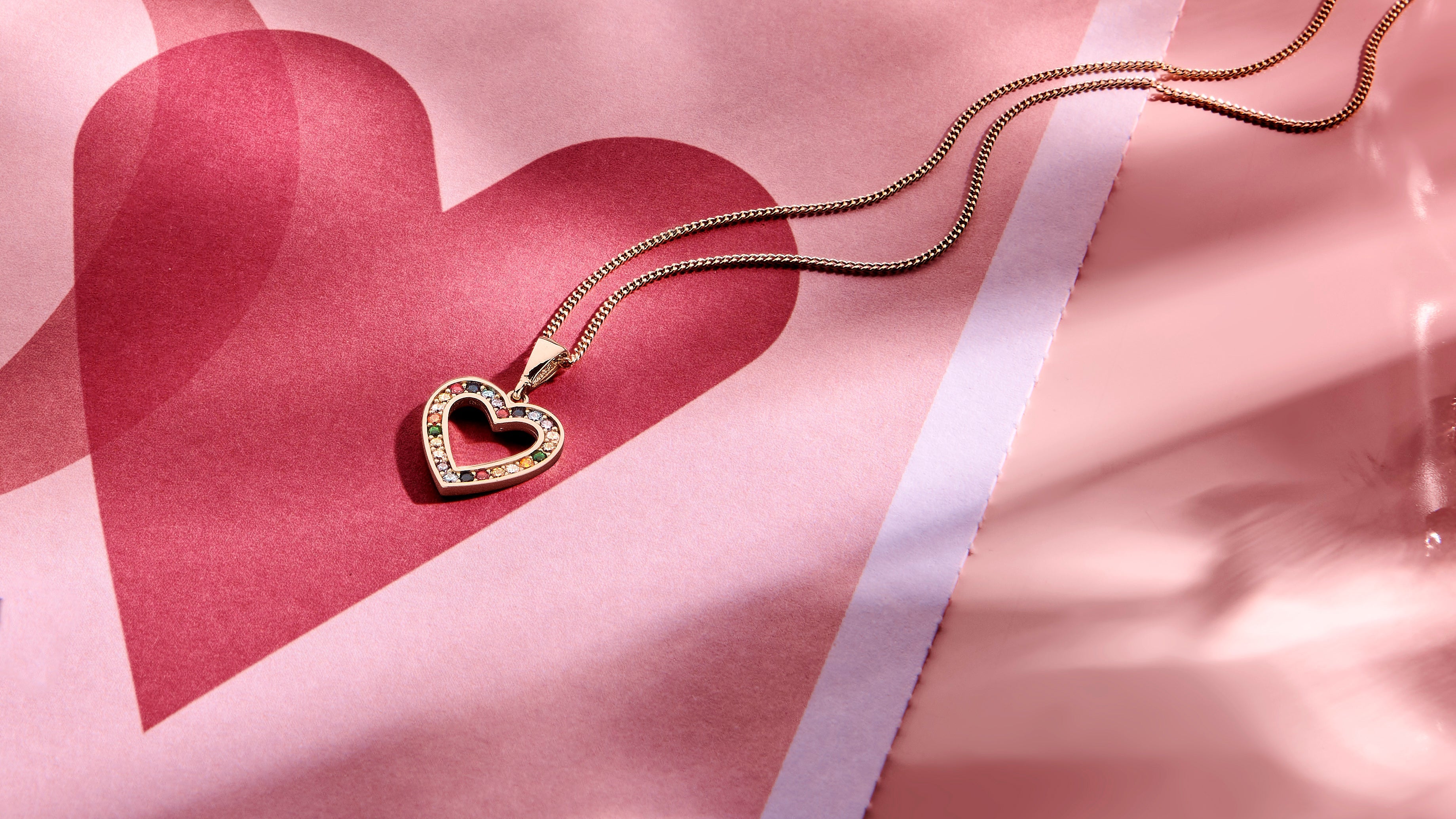 14 Karaat Geelgouden Hanger met zirkonia stenen in een sfeervolle setting gezet voor de Valentijnscollectie van Juwelier-Goudsmid Clary