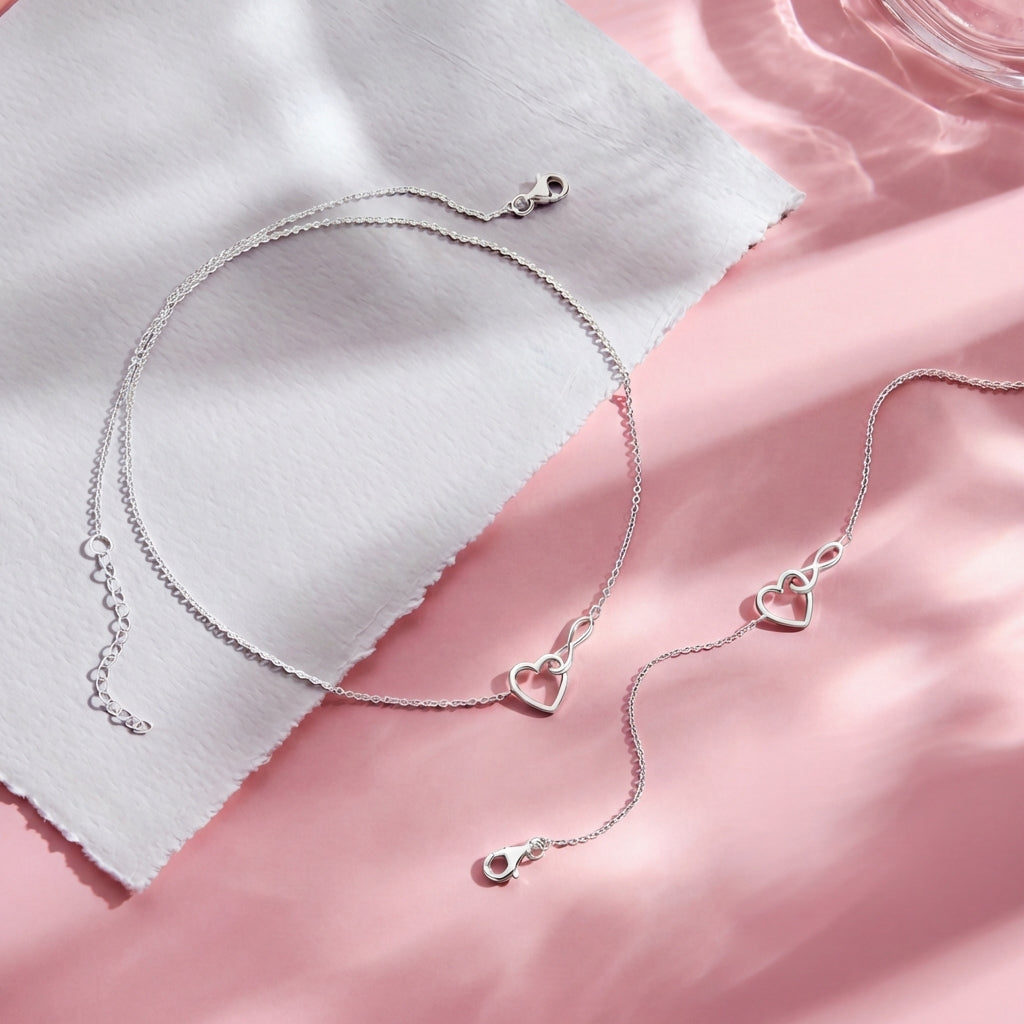 Een zilveren armband en halsketting weergegeven in een sfeervolle setting voor Valentijn als setje.