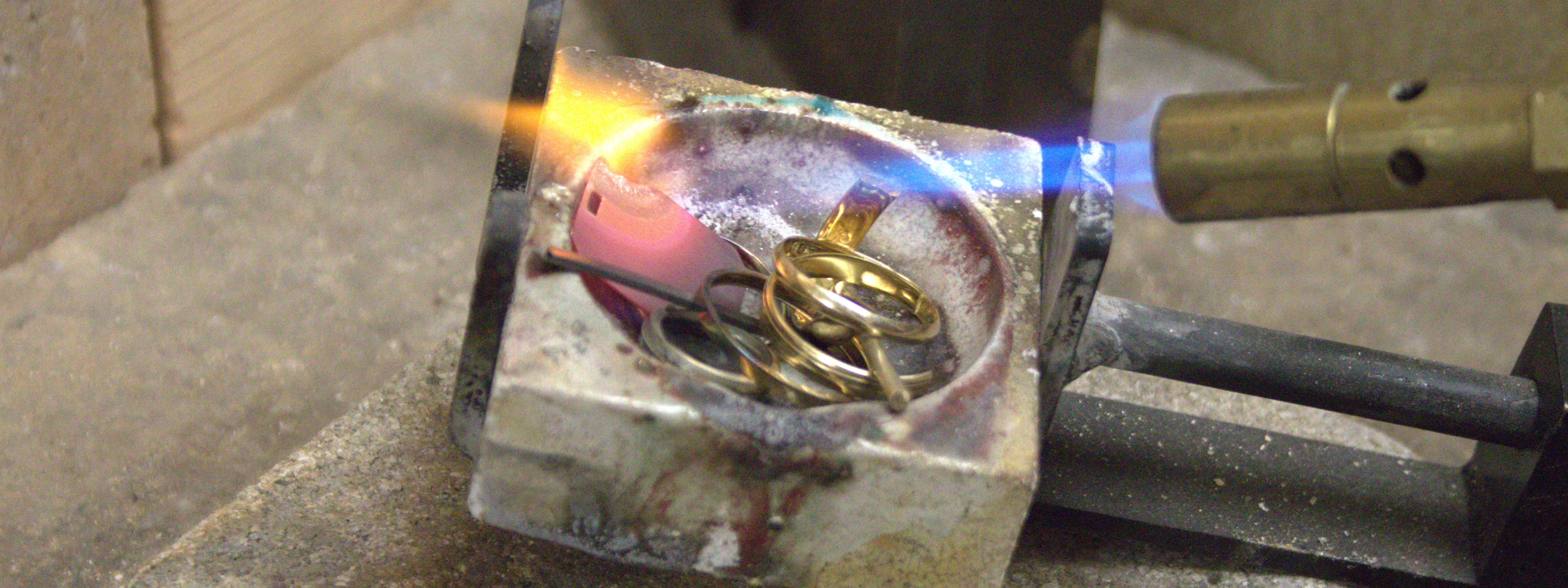 Geelgoud omsmelten tot nieuw sieraad – eigen ontwerp laten maken bij Clary Juwelier-Goudsmid.