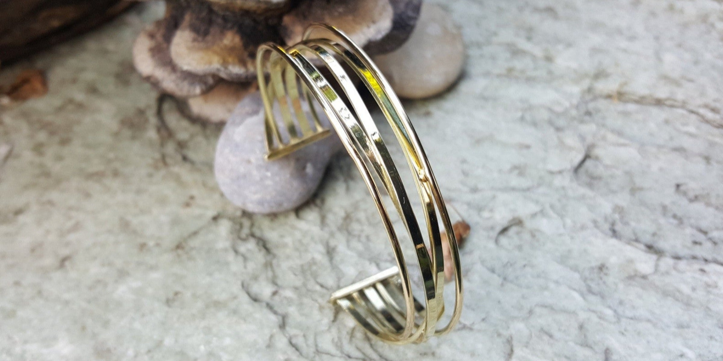 14 karaat geelgouden armband met lijnendetail – creëer jouw eigen sieraad bij Clary Juwelier-Goudsmid.