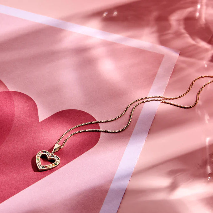 gouden 14 karaat hanger aan een gouden halsketting in een sfeervolle setting voor Valentijn voor Juwelier-Goudsmid Clary.