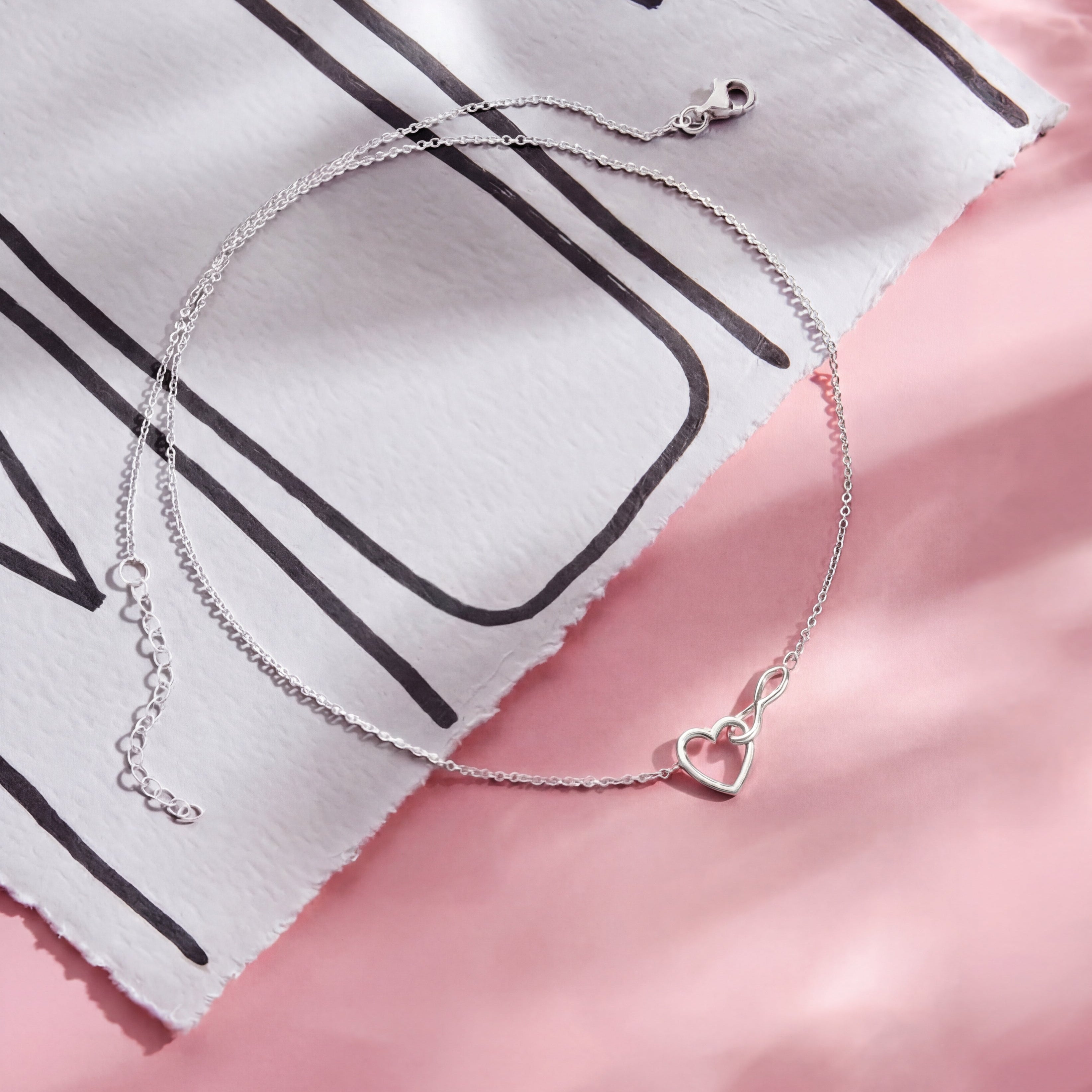 Een 925 sterling zilveren halsketting in een sfeervolle setting voor de valentijnscollectie van Juwelier-Goudsmid Clary