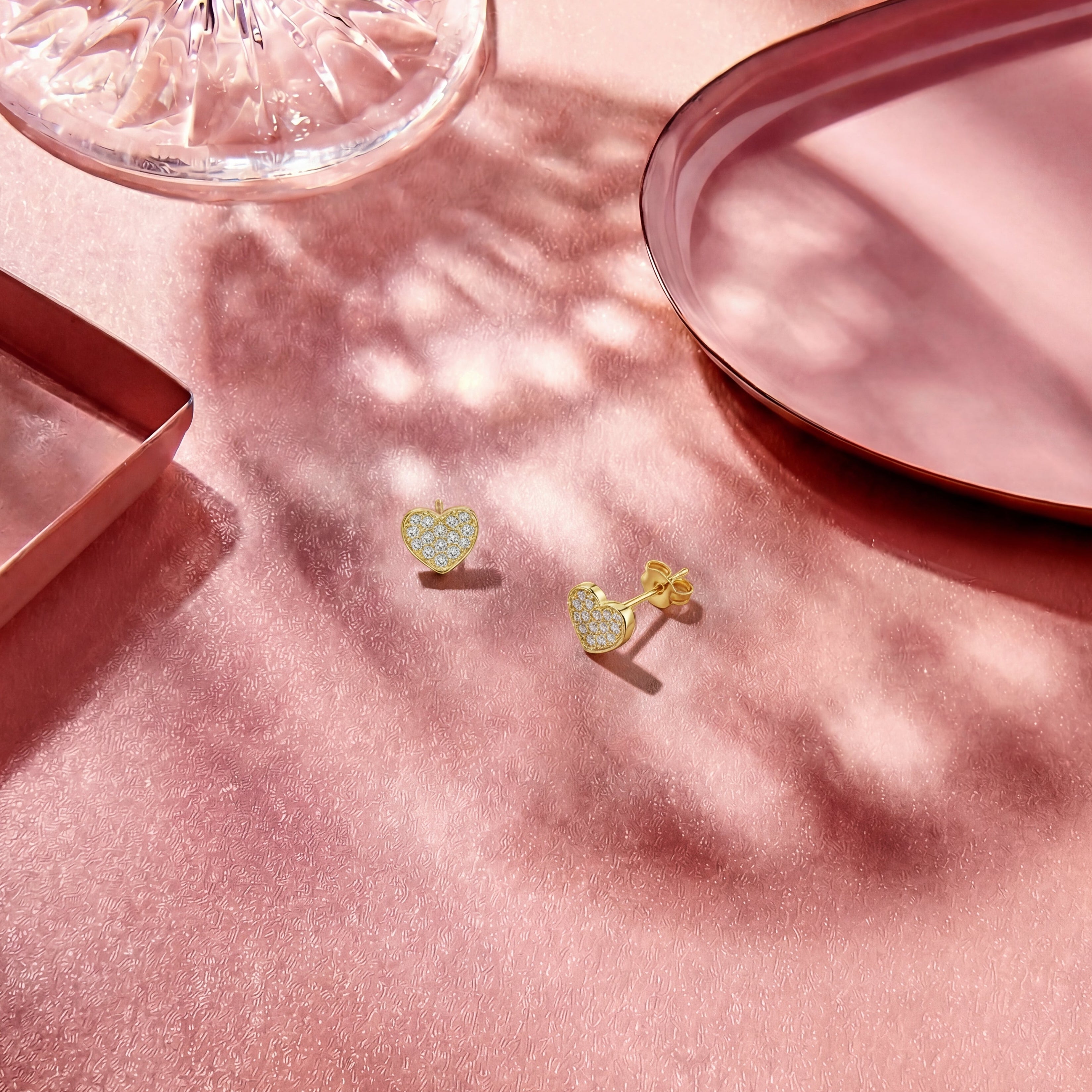 14 Karaat gouden oorknoppen met diamant weergegeven in een sfeervolle setting voor de Valentijnscollectie van Juwelier-Goudsmid Clary