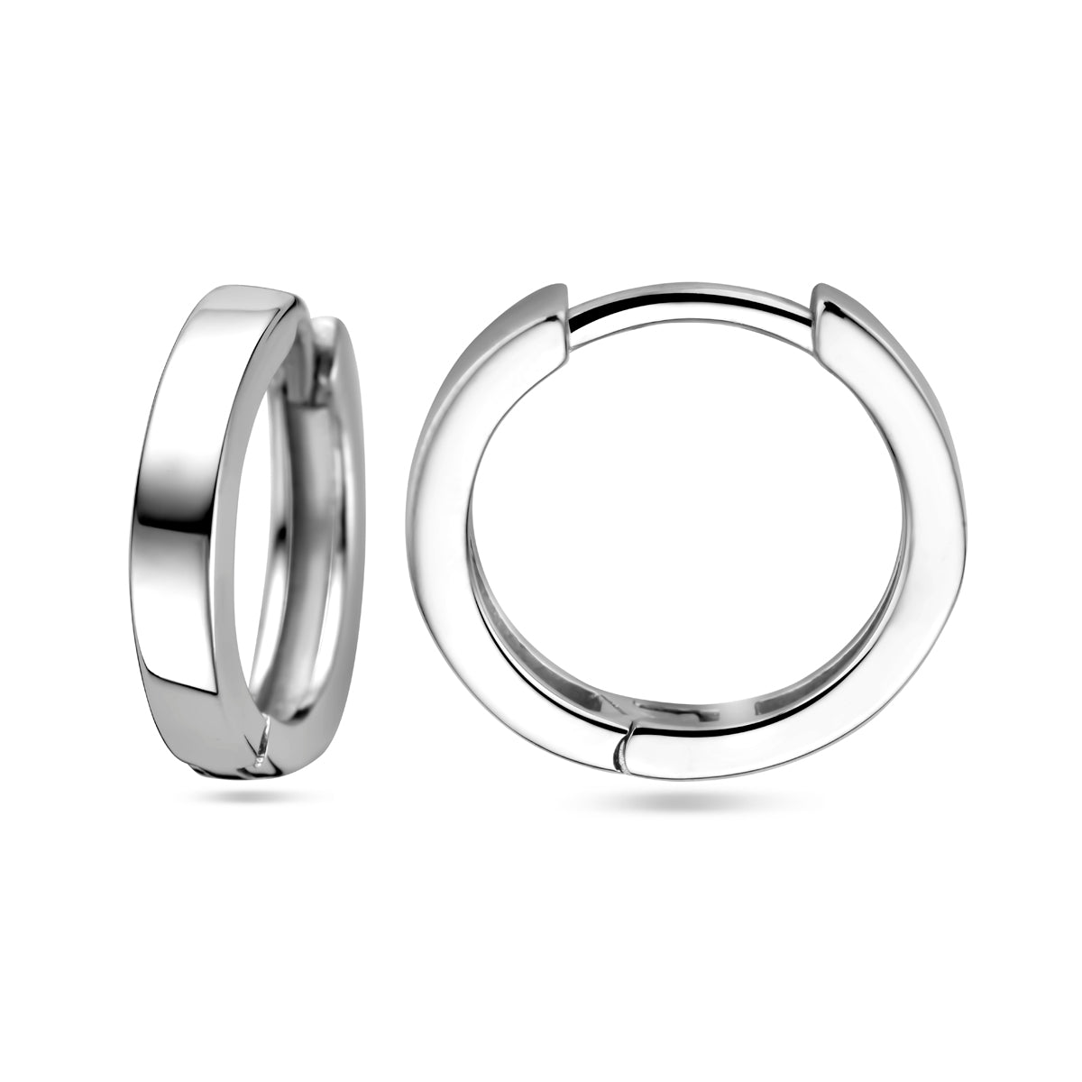 Detailopname van de voor- en zijkant van de 'Iva' 15 mm zilveren oorringen met het klapsysteem.