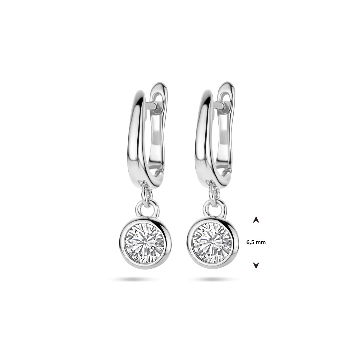 Productfoto van de 'Jace' zilveren klapoorringen met de totale hoogte van 23 mm.