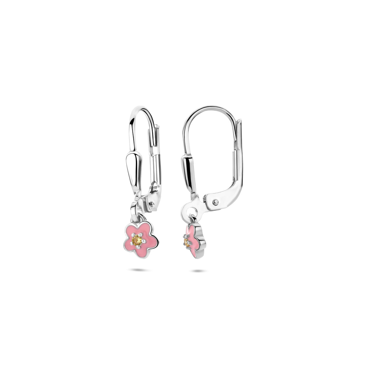 Detailopname van de gele zirkonia en het roze emaille in de zilveren oorhanger.