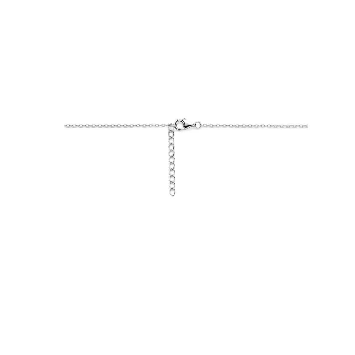Detailopname van het roze emaille hartje met bolletjesrand aan de zilveren ketting sluiting.