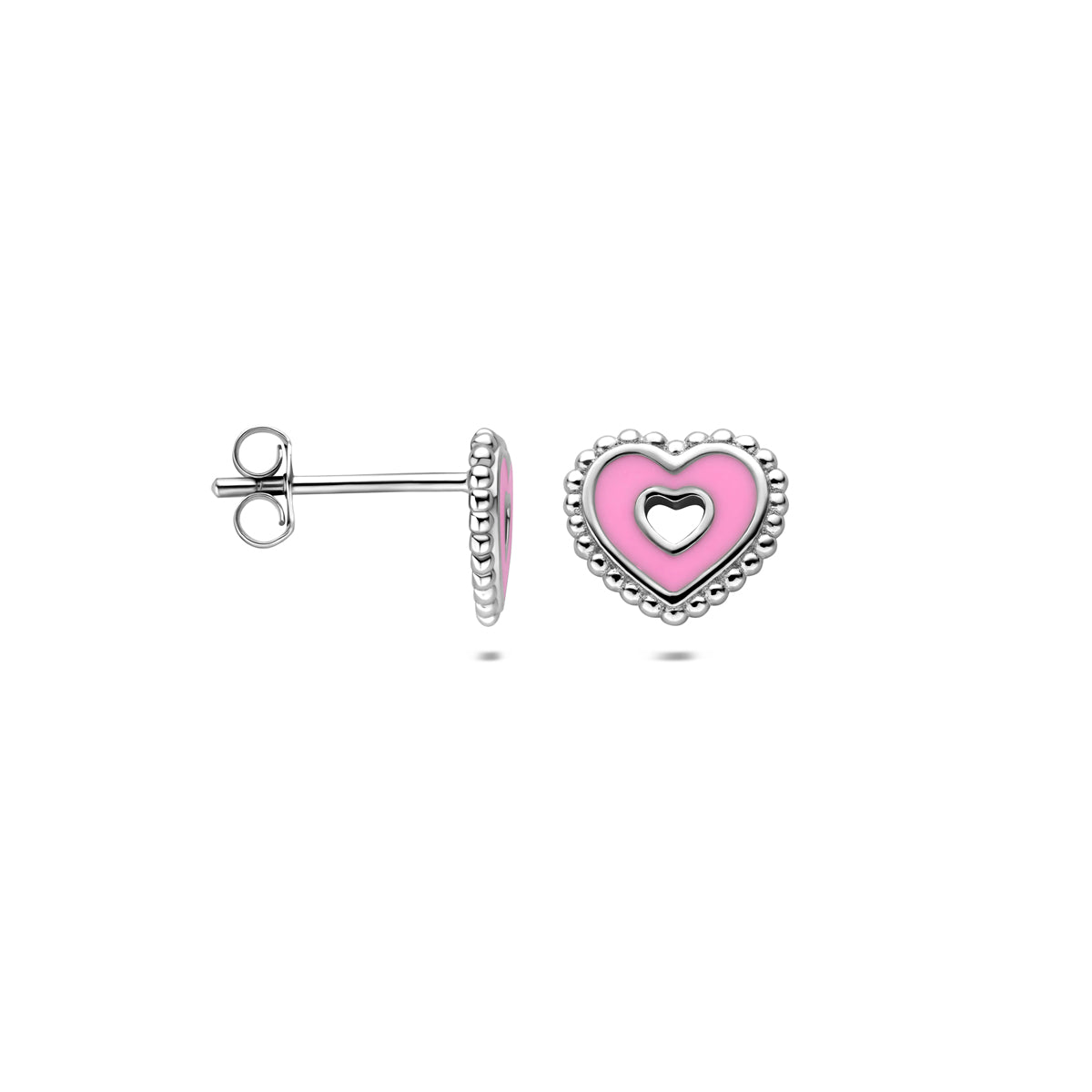Detailopname van het roze emaille en de bolletjesrand op de zilveren kinderoorknoppen.
