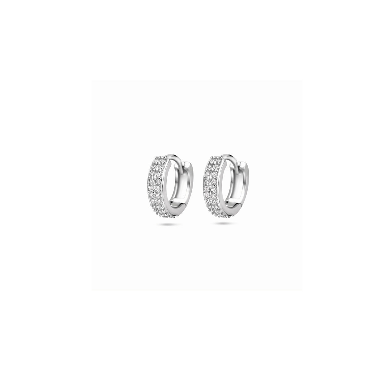 Vooraanzicht van de brede 'Lycia' 925 zilveren klapoorringen met pavé gezette zirkonia.