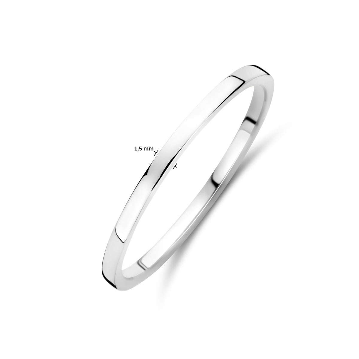 Bovenzijaanzicht van de witgouden ring met de maatvoering van 1,5 millimeter breedte.