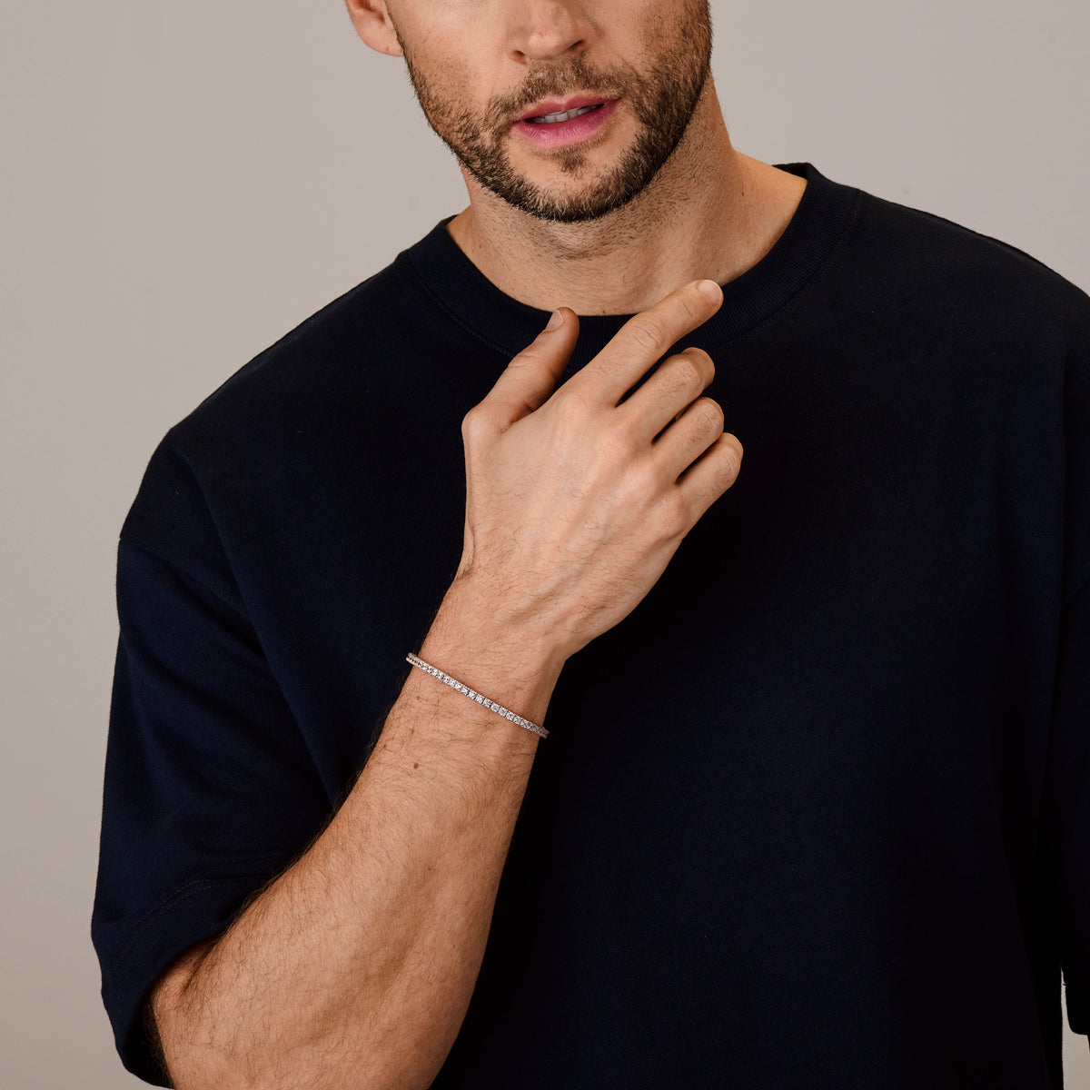 De krachtige 'Mace' zilveren heren tennisarmband gedragen om de pols voor een luxe uitstraling.