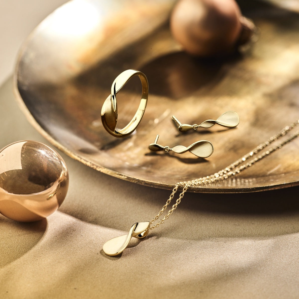 Sieradenset 'Verve' 14 karaat geelgoud met hanger, oorhangers en ring, Clary Juwelier.