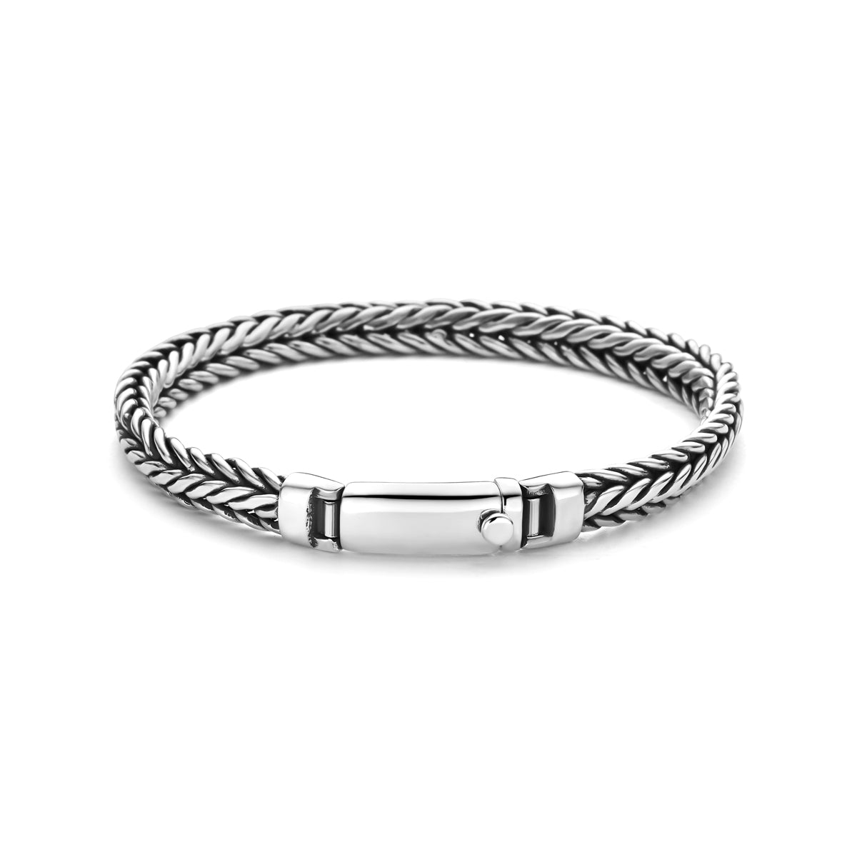 De robuuste baksluiting van de zilveren Nexum armband in detail bekeken.