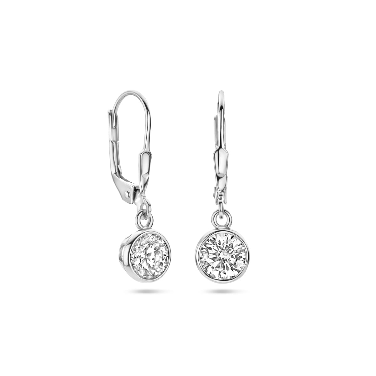 Zijaanzicht van de 'Nura' zilveren oorhangers met een duidelijke weergave van de veilige brisure klapsluiting.