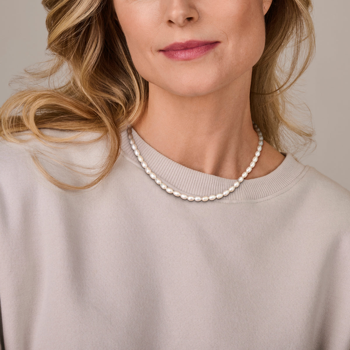 De 'Odessa' parelketting van 7 mm breed gedragen door een model voor een groots en luxueus effect.