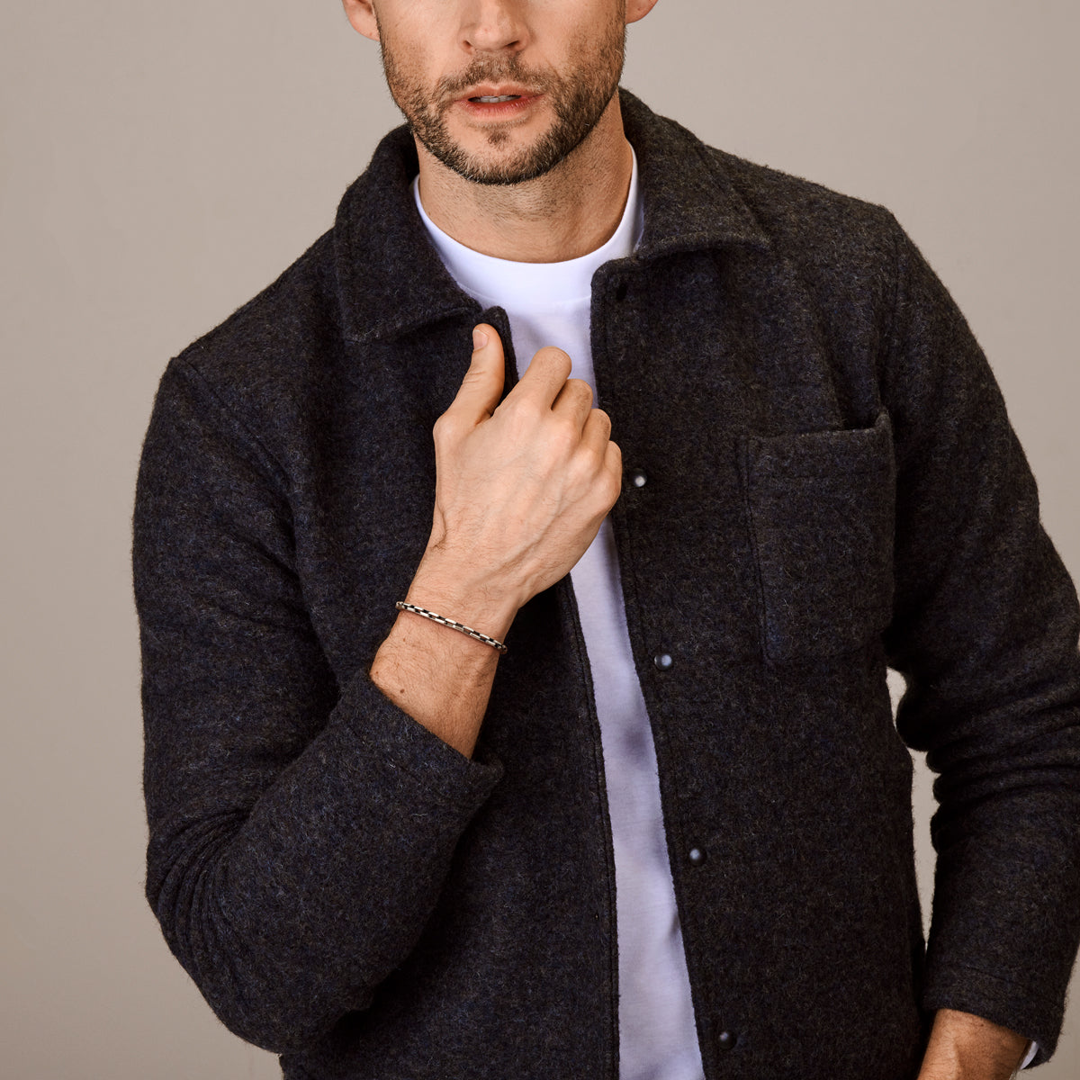 De 4mm brede Porto armband wordt gedragen door een model om de donkere geoxideerde look te tonen.