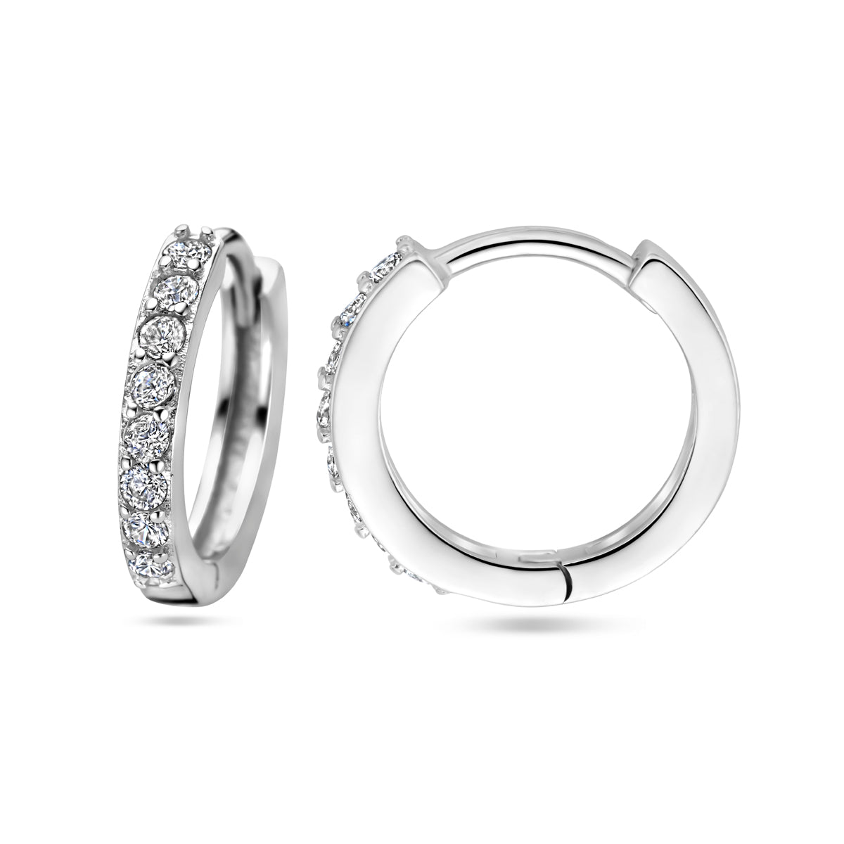 Detailopname van de schitterende stenen en het veilige klapsysteem van de 'Quinn' oorbellen.