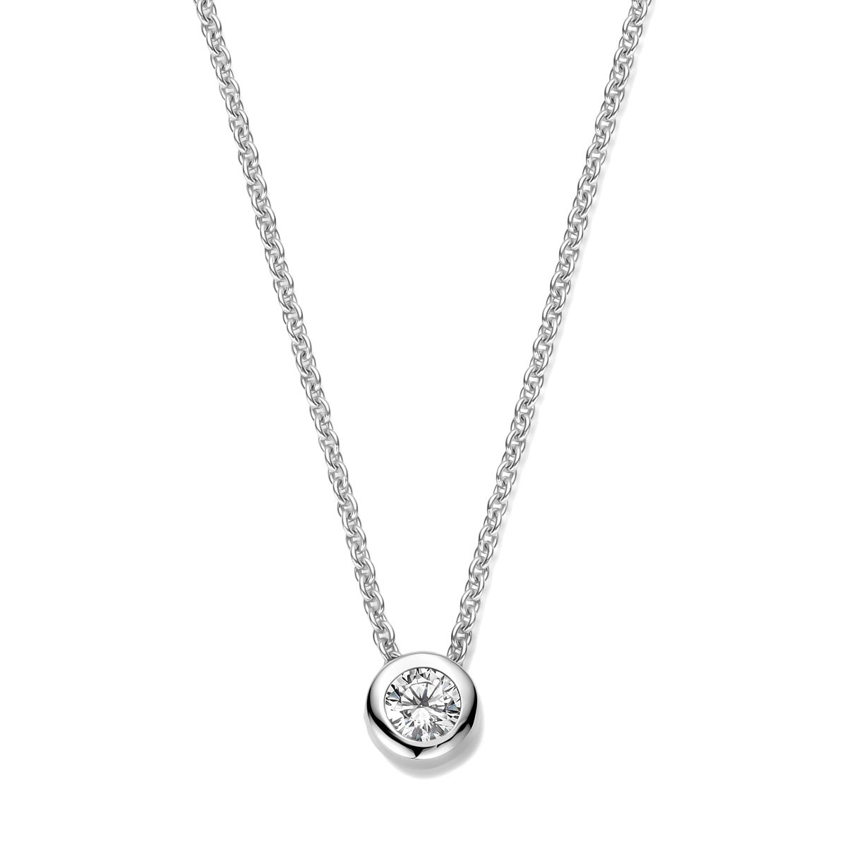 Vooraanzicht van de 'Rhea' 925 zilveren ketting met een 7 mm briljant geslepen zirkonia in een moderne zetkast.